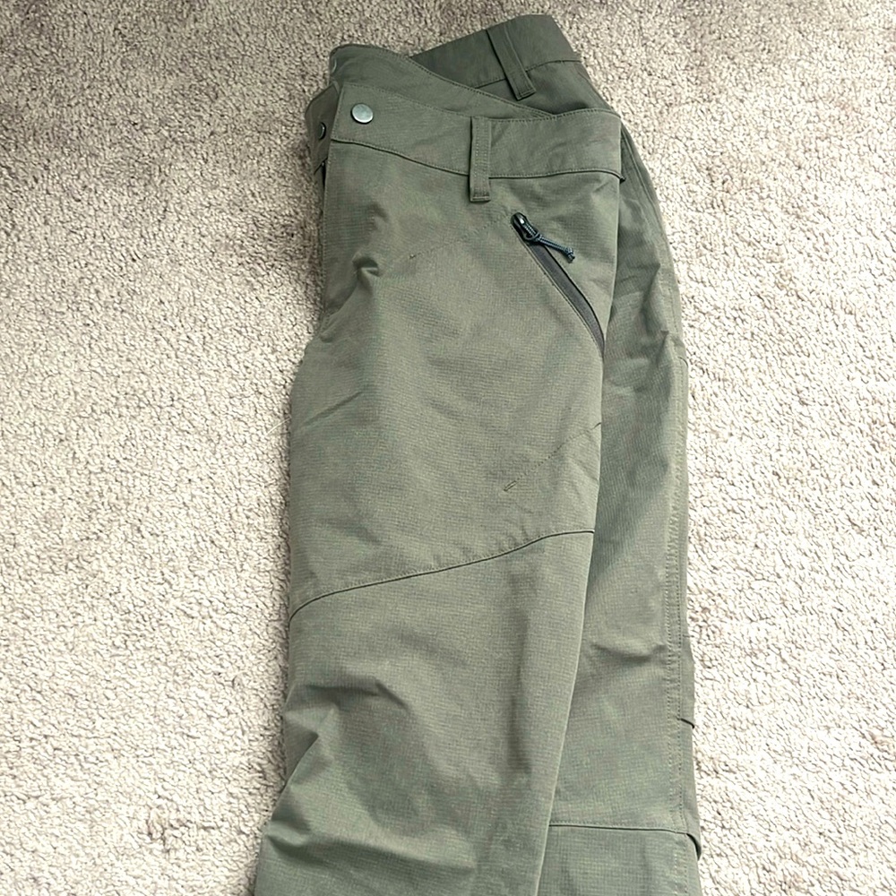 Merrell Women’s Tan Hiking Pants. Size: 4